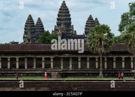 Le mur ouest de l'enceinte extérieure d'Angkor Wat, juste avant de passer le pont flottant. Siem Reap, Cambodge. Banque D'Images