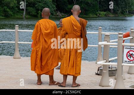 Moines bouddhistes sur le pont flottant juste avant la première entrée d'Angkor Wat. Siem Reap, Cambodge. Banque D'Images