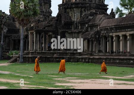 Moines bouddhistes en visite à Angkor Wat. Siem Reap, Cambodge. Banque D'Images