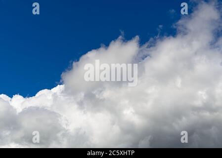 Vue sur le ciel bleu et les nuages blancs avant la forte pluie. Banque D'Images