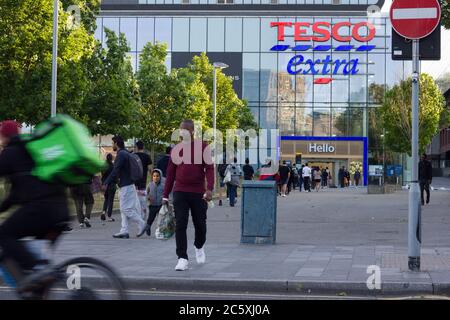 Les clients se sont mis en file d'attente à l'extérieur du supermarché Tesco Extra pendant le confinement de Covid-19 pour les aliments essentiels, en Angleterre Banque D'Images