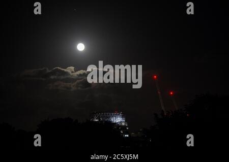 Brighton UK 5 juillet 2020 - Tonights Full Moon connu sous le nom de Buck Moon passe au-dessus du site de construction de l'hôpital du comté de Royal Sussex à Brighton . Une pleine lune en juillet est connue sous le nom de Buck Moon et est nommée d'après les nouveaux bois qui émergent d'un front de buck autour de cette période de l'année. : crédit Simon Dack / Alamy Live News Banque D'Images