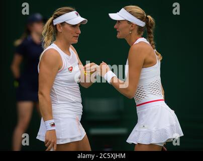 Timea Babos de Hongrie et Kristina Mladenovic de France jouant en double au tournoi de tennis Grand Chelem des Championnats de Wimbledon 2019 Banque D'Images