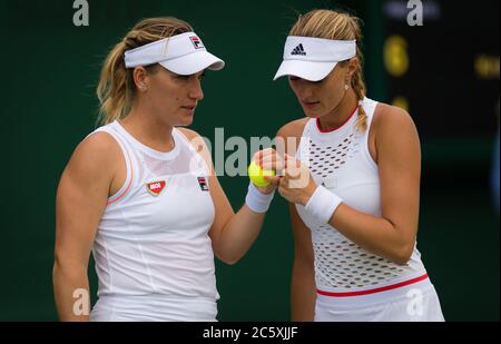 Timea Babos de Hongrie et Kristina Mladenovic de France jouant en double au tournoi de tennis Grand Chelem des Championnats de Wimbledon 2019 Banque D'Images