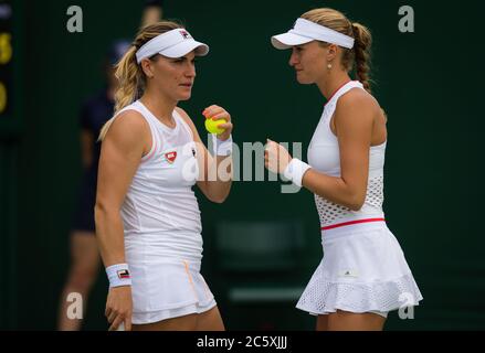 Timea Babos de Hongrie et Kristina Mladenovic de France jouant en double au tournoi de tennis Grand Chelem des Championnats de Wimbledon 2019 Banque D'Images