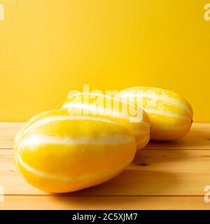 Melon oriental coréen sur table en bois. Fond jaune Banque D'Images