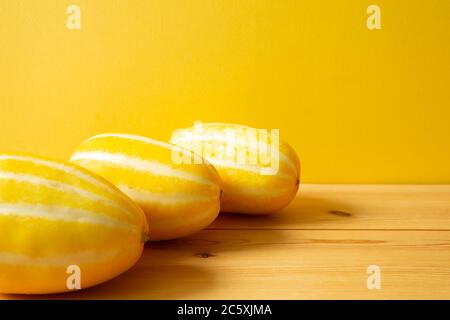 Melon oriental coréen sur table en bois. Fond jaune Banque D'Images