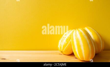 Melon oriental coréen sur table en bois. Fond jaune Banque D'Images