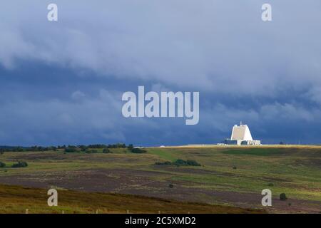 La RAF Fylingdales, située sur les landes du Yorkshire du Nord, est une station d'alerte précoce de missiles balistiques (BMEWS) et suit également les débris spatiaux. Banque D'Images