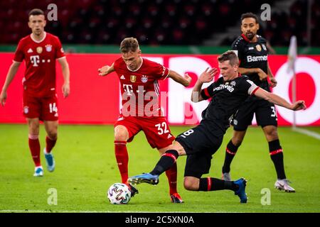 Berlin, Allemagne, 4 juillet 2020, Joshua KIMMICH, FCB 32 concourent pour le ballon, s'attaquer, duel, header, zweikampf, action, lutte contre Lars BENDER, Lev 8 au match final DFB Pokal FC BAYERN MUENCHEN - BAYER 04 LEVERKUSEN 4-2 en saison 2019/2020 , FCB Foto: © Peter Schatz / Alay Live News / Kevin Voigt/Jan Huebner/Pool - LES RÈGLEMENTS DFB INTERDISENT TOUTE UTILISATION DE PHOTOGRAPHIES comme SÉQUENCES D'IMAGES et/ou QUASI-VIDÉO - agences de presse nationales et internationales HORS usage éditorial SEULEMENT Banque D'Images