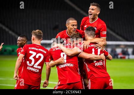 Berlin, Allemagne, 4 juillet 2020, Robert LEWANDOWSKI, FCB 9 fête son but, heureux, rire, célébration, 4-1 avec Lucas HERNANDEZ (FCB 21) Thiago ALCANTARA, FCB 6 Ivan PERISIC, FCB 14 au match final du DFB Pokal FC BAYERN MUENCHEN - BAYER 04 LEVERKUSEN 4-2 en saison 2019/2020 , FCB Foto: © Peter Schatz / Alay Live News / Kevin Voigt/Jan Huebner/Pool - LES RÈGLEMENTS DFB INTERDISENT TOUTE UTILISATION DE PHOTOGRAPHIES comme SÉQUENCES D'IMAGES et/ou QUASI-VIDÉO - agences de presse nationales et internationales HORS usage éditorial SEULEMENT Banque D'Images