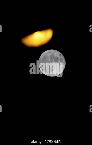 Madrid, Espagne; 05/07/2020.- pleine lune de Madrid sur une nuit claire et chaude de 30 degrés Celsius, accompagnée d'un lampadaire et d'insectes.photo: Juan Carlos Rojas/Picture Alliance | utilisation dans le monde entier Banque D'Images