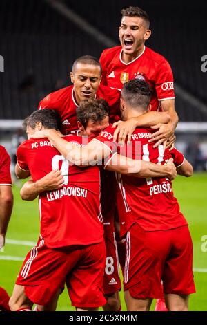 Berlin, Allemagne, 4 juillet 2020, Robert LEWANDOWSKI, FCB 9 fête son but, heureux, rire, célébration, 4-1 avec Lucas HERNANDEZ (FCB 21) Thiago ALCANTARA, FCB 6 Ivan PERISIC, FCB 14 au match final du DFB Pokal FC BAYERN MUENCHEN - BAYER 04 LEVERKUSEN 4-2 en saison 2019/2020 , FCB Foto: © Peter Schatz / Alay Live News / Kevin Voigt/Jan Huebner/Pool - LES RÈGLEMENTS DFB INTERDISENT TOUTE UTILISATION DE PHOTOGRAPHIES comme SÉQUENCES D'IMAGES et/ou QUASI-VIDÉO - agences de presse nationales et internationales HORS usage éditorial SEULEMENT Banque D'Images