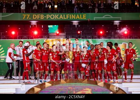 Berlin, Allemagne, 4 juillet 2020, cérémonie du gagnant : Leon GORETZKA, FCB 18 Benjamin PAVARD, FCB 5 Robert LEWANDOWSKI, FCB 9 Ivan PERISIC, FCB 14 co-formateur FCB Hermann GERLAND, Lucas HERNANDEZ (FCB 21) Thomas MUELLER, MÜLLER, FCB 25 avec trophée au DFB Pokal final Match FC BAYERN MUENCHEN - BAYER 04 LEVERKUSEN 4-2 en saison 2019/2020 , FCB Foto: © Peter Schatz / Alay Live News / Kevin Voigt/Jan Huebner/Pool - LES RÈGLEMENTS DFB INTERDISENT TOUTE UTILISATION DE PHOTOGRAPHIES comme SÉQUENCES D'IMAGES et/ou QUASI-VIDÉO - agences de presse nationales et internationales HORS usage éditorial SEULEMENT Banque D'Images