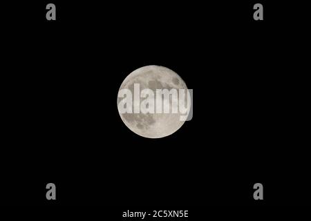 Madrid, Espagne; 05/07/2020.- pleine lune de Madrid sur une nuit claire et chaude de 30 degrés Celsius, accompagnée d'un lampadaire et d'insectes.photo: Juan Carlos Rojas/Picture Alliance | utilisation dans le monde entier Banque D'Images