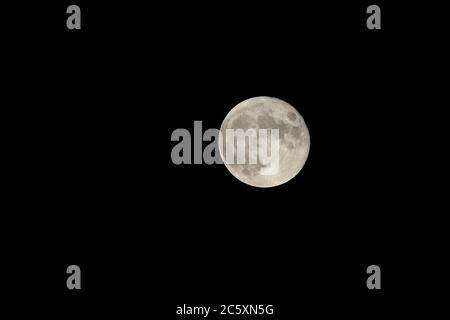 Madrid, Espagne; 05/07/2020.- pleine lune de Madrid sur une nuit claire et chaude de 30 degrés Celsius, accompagnée d'un lampadaire et d'insectes.photo: Juan Carlos Rojas/Picture Alliance | utilisation dans le monde entier Banque D'Images