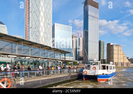 Quai du ferry au terminal du ferry de Canary Wharf sur la Tamise Banque D'Images