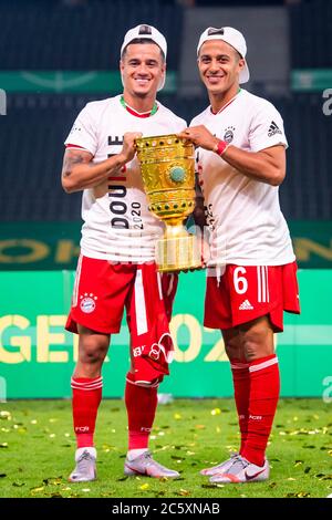 Berlin, Allemagne, 4 juillet 2020, Philippe COUTINHO, FCB 10 Thiago ALCANTARA, FCB 6 avec trophée au DFB Pokal final Match FC BAYERN MUENCHEN - BAYER 04 LEVERKUSEN 4-2 en saison 2019/2020 , FCB Foto: © Peter Schatz / Alay Live News / Kevin Voigt/Jan Huebner/Pool - LES RÈGLEMENTS DFB INTERDISENT TOUTE UTILISATION DE PHOTOGRAPHIES comme SÉQUENCES D'IMAGES et/ou QUASI-VIDÉO - agences de presse nationales et internationales HORS usage éditorial SEULEMENT Banque D'Images