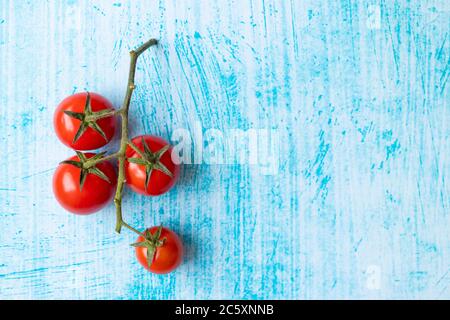 Tomates cerises sur fond bleu Banque D'Images