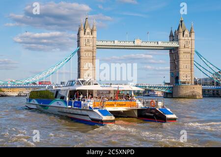 Catamaran sur la Tamise à côté du Tower Bridge sur la Tamise Banque D'Images