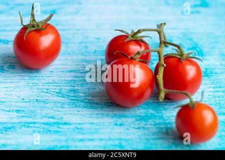 Tomates cerises sur fond bleu Banque D'Images