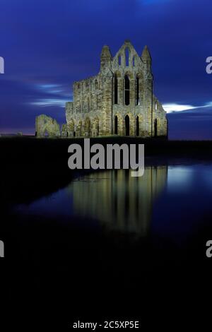 Abbaye de Whitby illuminée par une peinture légère avec une torche à main. Banque D'Images