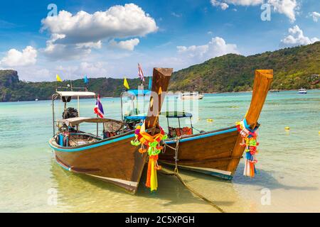 Bateau traditionnel thaïlandais à longue queue à la plage de Log Dlum sur l'île de Phi Phi Don, en Thaïlande, en été Banque D'Images