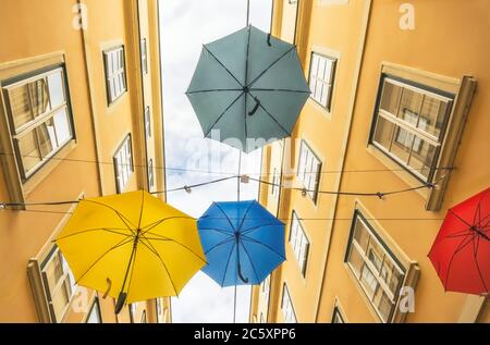 Parasols colorés surplombant la vieille rue du passage de Vienne Autriche Banque D'Images