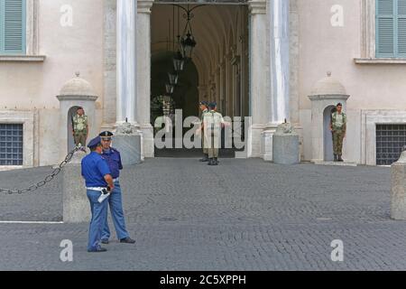 Rome, Italie - 30 juin 2014 : changement de garde au Palais présidentiel du Quirinale à Rome, Italie. Banque D'Images