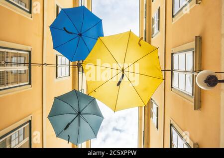 Parasols colorés surplombant la vieille rue du passage de Vienne Autriche Banque D'Images