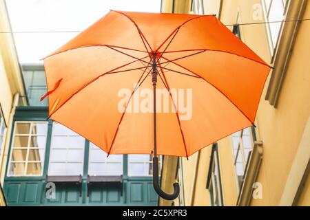 Vienne Autriche juillet.1 2020, Cour et passage public Suennhof avec parasols suspendus Banque D'Images