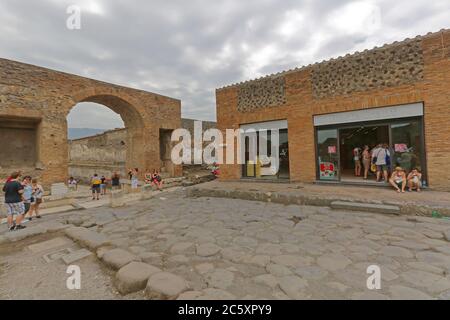 Pompéi, Italie - 25 juin 2014 : touristes affamés au restaurant Autogrill dans les ruines romaines anciennes près de Naples, Italie. Banque D'Images