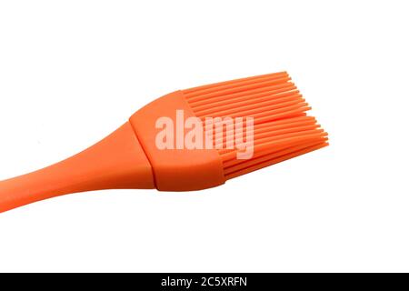 Brosse de cuisson en silicone orange isolée sur fond blanc Banque D'Images