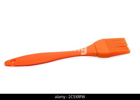 Brosse de cuisson en silicone orange isolée sur fond blanc Banque D'Images