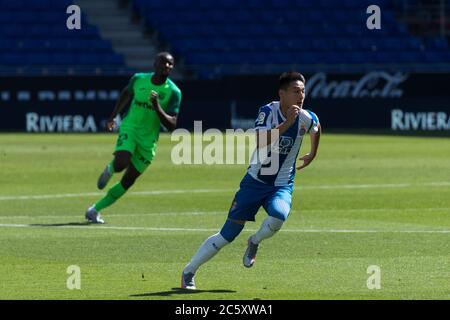 Barcelone, Espagne. 5 juillet 2020. Wu Lei (R) du RCD Espanyol participe à un match de football de la ligue espagnole entre le RCD Espanyol et Leganes à Barcelone, Espagne, le 5 juillet 2020. Crédit : Joan Gosa/Xinhua/Alay Live News Banque D'Images