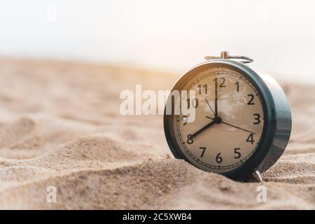 Foyer sélectif du réveil sur la table latérale à côté du lit montrer 8 heures dans le fond de matin.temps dans la vie tôt oiseau personne productif concept. Banque D'Images