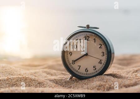 Foyer sélectif du réveil sur la table latérale à côté du lit montrer 8 heures dans le fond de matin.temps dans la vie tôt oiseau personne productif concept. Banque D'Images