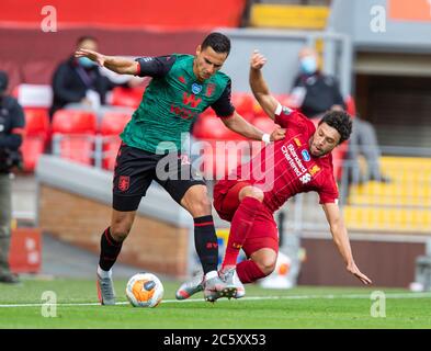 Liverpool. 6 juillet 2020. Alex Oxlade-Chamberlain (R) de Liverpool conteste Anwar El Ghazi de Aston Villa lors du match de Premier League entre Liverpool et Aston Villa à Anfield à Liverpool, en Grande-Bretagne, le 5 juillet 2020. À USAGE ÉDITORIAL UNIQUEMENT. NE PAS VENDRE POUR DES CAMPAGNES DE MARKETING OU DE PUBLICITÉ. AUCUNE UTILISATION AVEC DES FICHIERS AUDIO, VIDÉO, DONNÉES, LISTES DE PRÉSENTOIRS, LOGOS DE CLUBS/LEAGUE OU SERVICES « EN DIRECT » NON AUTORISÉS. UTILISATION EN LIGNE LIMITÉE À 45 IMAGES, PAS D'ÉMULATION VIDÉO. AUCUNE UTILISATION DANS LES PARIS, LES JEUX OU LES PUBLICATIONS CLUB/LEAGUE/PLAYER. Crédit: Xinhua/Alay Live News Banque D'Images