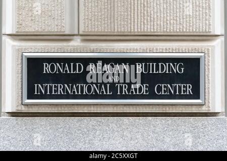 Washington, D.C., USA - juillet 05 2020: Panneau devant l'entrée de l'édifice Ronald Reagan à Washington. Banque D'Images