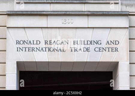 Washington, D.C., USA - juillet 05 2020: Panneau devant l'entrée de l'édifice Ronald Reagan à Washington. Banque D'Images