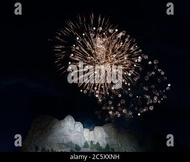 Des feux d'artifice sont vus lors d'une célébration du 4 juillet avec le président Donald J. Trump et la première dame Melania Trump vendredi 3 juillet 2020, au monument national de Mount Rushmore à Keystone, S. D. People: Le président Donald Trump, Melania Trump Credit: Storms Media Group/Alay Live News Banque D'Images