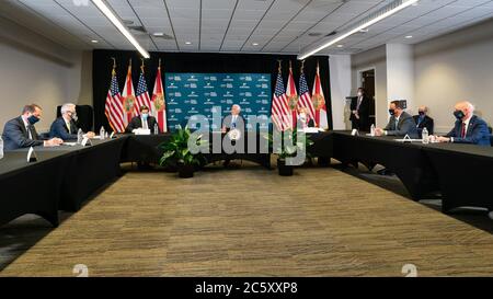 Le vice-président Mike Pence et le gouverneur de Floride Ron DeSantis participent à une réunion d'information sur le COVID-19 le jeudi 2 juillet 2020, à l'Université de South Florida Health, Centre for Advanced Medical Learning and Simulation à Tampa, FLA People: Le vice-président Mike Pence et le gouverneur de Floride Ron DeSantis Banque D'Images