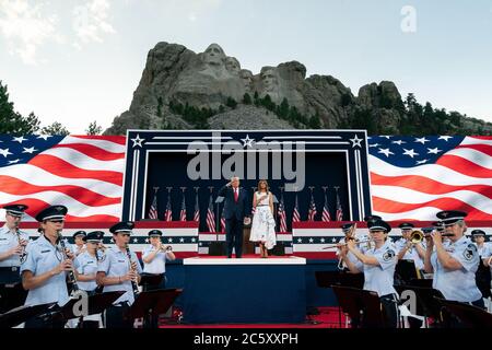 Le président Donald J. Trump salue et la première dame Melania Trump met sa main sur son cœur alors que la bande de concert de l'US Air Force Academy joue l'hymne national lors d'une célébration du 4 juillet vendredi 3 juillet 2020, au Mount Rushmore National Memorial à Keystone, S.D personnes : Président Donald Trump, Melania Trump Credit: Storms Media Group/Alay Live News Banque D'Images