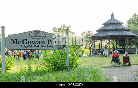 McGowan Park concerts d'été avec des spectateurs qui s'éloignent et portent des masques. Banque D'Images