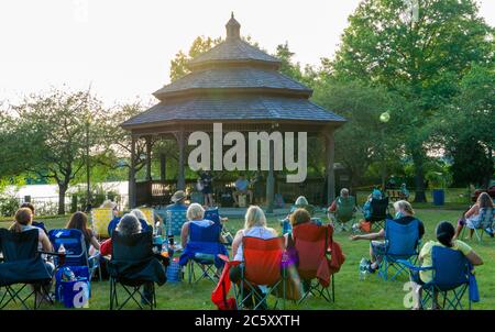 Concerts d'été au parc McGowan - Sandy Stones Trio Band avec des spectateurs en plein air Banque D'Images