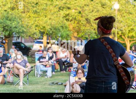 McGowan Park Summer concerts - Sandy Stones Trio Band - Femme jouant de la guitare devant la foule du coronavirus Banque D'Images