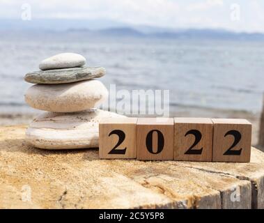 2022 texte sur cubes en bois sur souche d'arbre. Gros plan. Banque D'Images