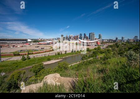 Calgary (Alberta) - le 5 juillet 2020 : Saddledome de la Banque Scotia de Calgary et la ligne d'horizon du centre-ville. Le Saddledome devrait être remplacé dans le futu proche Banque D'Images