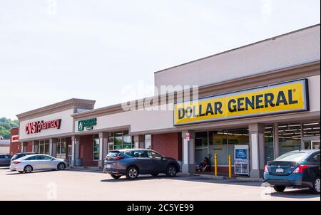 Les magasins Dollar General et CVS Pharmacy du centre commercial Swissvale lors d'une journée ensoleillée d'été, Swissvale, Pennsylvanie, États-Unis Banque D'Images