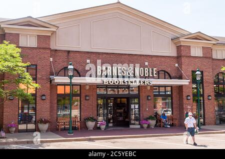 La librairie Barnes and Noble dans le complexe commercial Waterfront pendant une journée ensoleillée d'été, Homestead, Pennsylvanie, États-Unis Banque D'Images